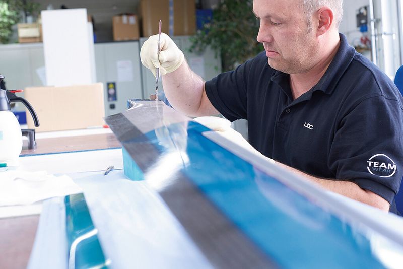 Im Bereich Assembly erfolgen unterschiedliche Nachbearbeitungsschritte oder auch Reparaturen von Carbon-Bauteilen. (Bild: DMG Mori)