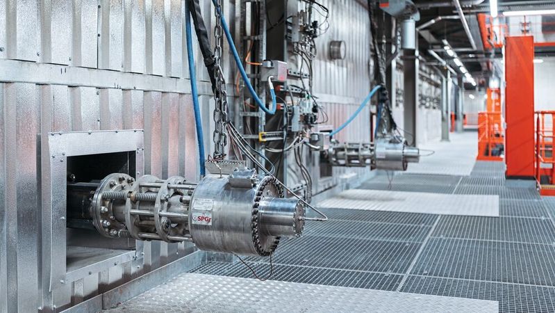 Anwendung von zwei Shock Pulse Generatoren der Explosion Power GmbH an Kesselaußenwand.(Bild:  Explosion Power GmbH)