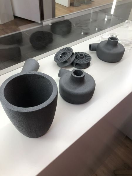Wie Form- und Funktionsteile in Leichtbau und minimalem Gewicht, wie die additiv gefertigte Siliziumkarbid-Bauteile, aufgebaut werden können, zeigte Ceramtec mit diesen Bauteilen. (Bild: Vogel Communications Group/Juliana Pfeiffer)