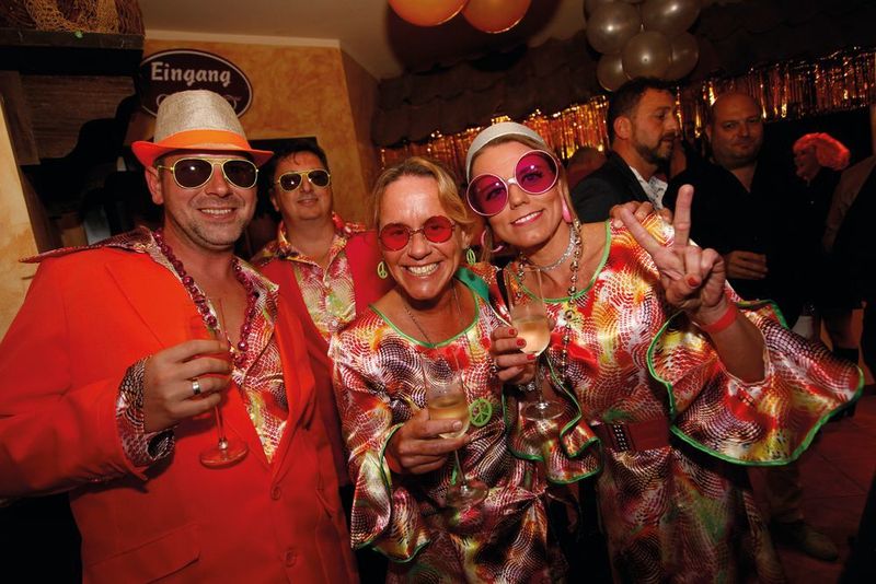 Viele Gäste kamen passend in Disco-Fever-Outfits zur Disco-Fever-Party am Samstagabend. (Eno)
