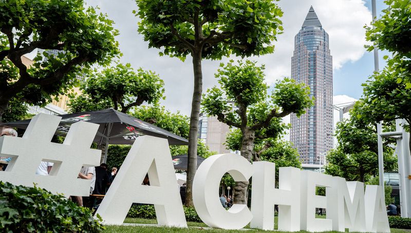 Auch das Wetter hat mitgespielt und die Sonne strahlte über der Achema.(Bild:  Dechema / Markus Püttmann)