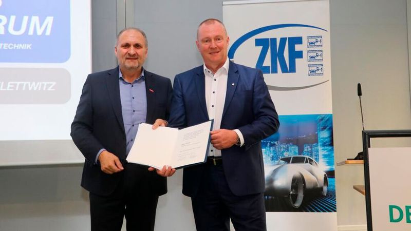 ...zeichnete Peter Börner mit dem Handwerkszeichen in Gold des Deutschen Handwerks aus. (Bild: Klasing)