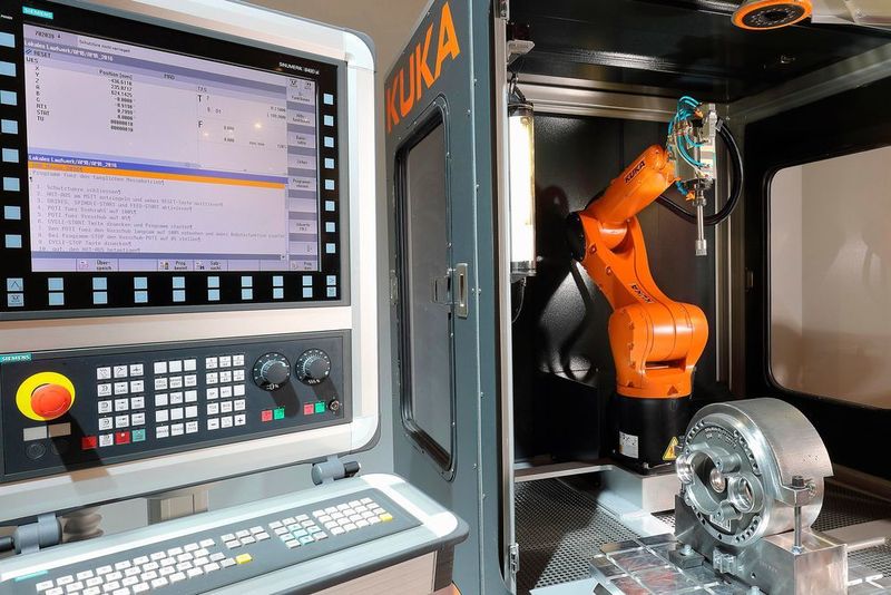 The control software KUKA.CNC Sinumerik combines robot and machine control. (KUKA)