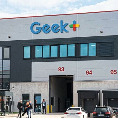KI trifft Lagerrobotik: Im Düsseldorfer Innovation Lab demonstriert Geekplus unter anderem humanoide Roboter, mobile Transportsysteme und das KI-Framework Gravity. (Bild: Geekplus)