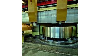 Bild 1: Stahlbauteile für Windenergieanlagen mit sehr großen Dimensionen werden auf einer Karusselldrehmaschine bearbeitet. Bild: Romai (Archiv: Vogel Business Media)