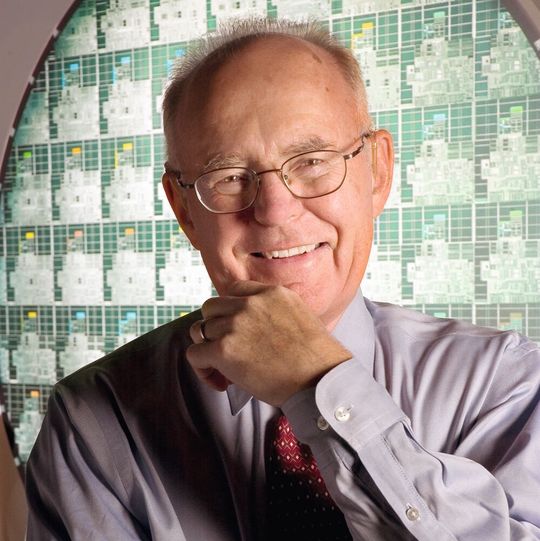 Gordon Moore gründete mit Andy Grove und Robert Noyce 1968 die Firma Intel Gordon Moore gründete mit Andy Grove und Robert Noyce 1968 die Firma Intel