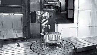 Ein Merkmal der Soraluce Multitask Bettfräsmaschine der Baureihe TRM ist der stufenlos schwenkbare Fräskopf in T-Bauweise mit 37 Kilowatt Antrieb und einem Drehzahlbereich bis 6.000 Umdrehungen pro Minute.  (Bild: Bimatec Soraluce)
