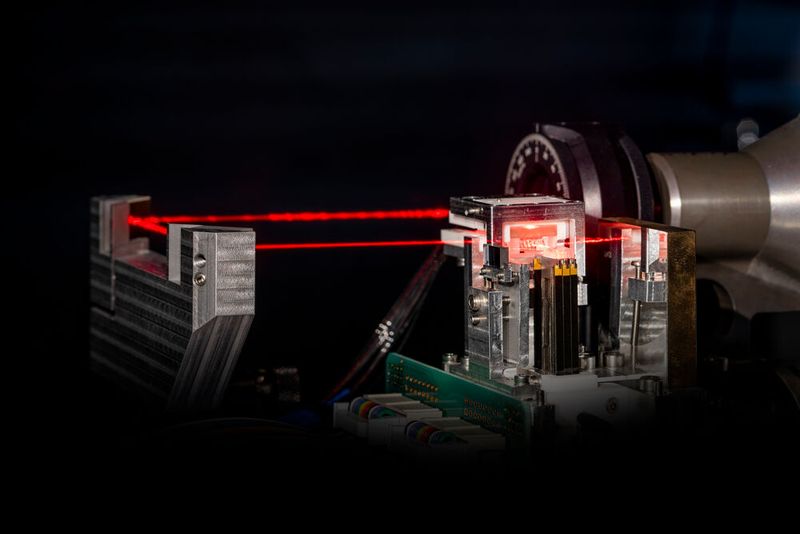 Diese Ionen-Qubits, also eine Ladung tragende Atome, für den industrietauglichen Quantencomputer können in mikroskopisch kleinen, elektromagnetischen Fallen gehalten und in denselben mit Laserstrahlen kontrolliert werden. (Bild: Fraunhofer-IOF)