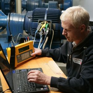 Ein Service-Mitarbeiter von Grundfos erfasst mithilfe einer mobilen Messausrüstung die notwendigen Daten für die Lebenszykluskosten-Analyse der installierten Pumpen. 