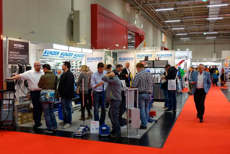 Reger Besuch am Stand des Werkzeugspezialisten Kunzer. (Holz / »kfz-betrieb«)