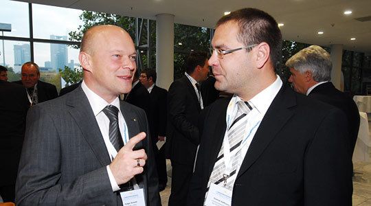 Holger Schade, Geschäftsführer Autohaus Schade & Sohn, und Dietmar Holtmann, Obermeister Eisenach. (Archiv: Vogel Business Media)