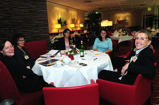 Rege Diskussion (v.l.): Ch. Kircher (AH Kircher, Mörfelden-Walldorf), M. Zander (AH Hopp, Steyerberg), K. und S. Neff (Auto Neff, Neckarsulm/Heilbronn), B. Neumayr (Manchinger AH Lang, Manching) und M. Buhr (AH Newel, Cochem). (Archiv: Vogel Business Media)