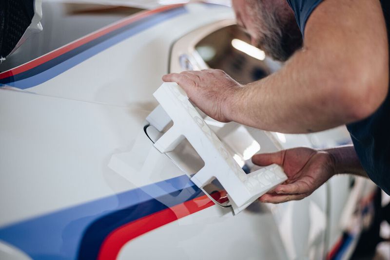 Das Einpassen des Tankdeckels in die Karosse. (Bild: BMW)