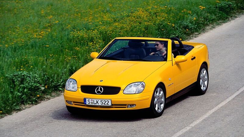 Der Roadster basiert technisch auf der C-Klasse (Baureihe 202) und hat einen vorn längs eingebauten Reihen- oder V-Motor und Hinterradantrieb. (Bild: Mercedes-Benz Classic Archive)