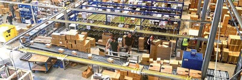 Positiv für die aktive Betriebszeit: Die in den Rollengang geklemmten Rollenbahnsensoren sind vor Fremdeinwirkungen und Kollisionen geschützt. Positiv für die aktive Betriebszeit: Die in den Rollengang geklemmten Rollenbahnsensoren sind vor Fremdeinwirkungen und Kollisionen geschützt.
