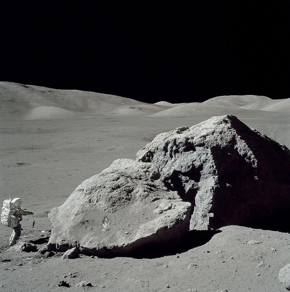 Beim dritten Außeneinsatz steht Schmitt neben einem großen Felsblock. (Bild: Nasa)