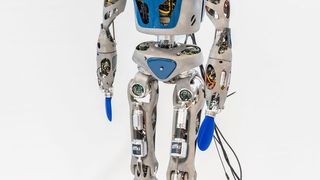 Der humanoide Roboter RH5 konnte mit der neuen Steuerungsmethode das Laufen so lernen, dass er mit 0,43 Metern pro Sekunde unterwegs ist – damit ist er höchstwahrscheinlich der schnellste Läufer unter den momentan existierenden humanoiden Robotersystemen. (Bild: DFKI / A. Popp)