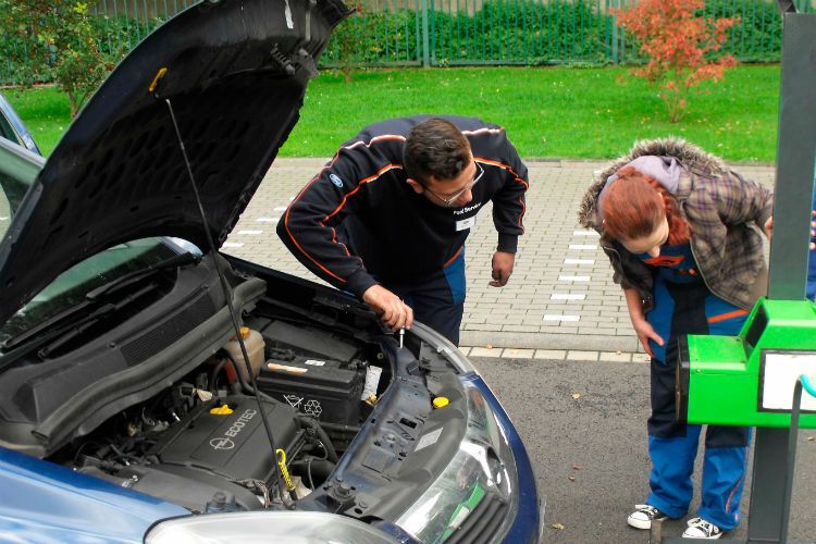 Da lohnt sich ein genauer Blick: Eröffnungs-Check für den Lichttest 2015 der Kfz-Innung Bonn-Rhein-Sieg. (Foto: Innung)