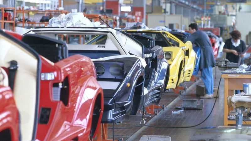 Es gab nur vier Ausnahmen – den Countach, den Silhouette, den Espada und 2019 den Sián. Nachdem der Countach fertiggestellt worden war, fand sich kein passender Stiername, um ihn zu benennen. Der Legende nach stellte man den Wagen nun auf den Fabrikhof und rief die Belegschaft zusammen. Einer der Mitarbeiter rief beim Anblick des Wagens „Countach“ (auf Deutsch: „Donnerwetter“), und somit hatte der Wagen seinen Namen.  (Bild: Lamborghini)