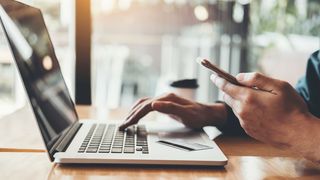 online-banking-businessman-using-laptop-with-credit-card-shopping-online-fintech-and-blockchain-concept-stockpack-adobe-stock-1-scaled (Quelle: joyfotoliakid - Adobe Stock)