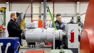 Auch nach der Testphase will die Deguma Schütz, hier Mitarbeiter des Walzwerks, die Viertagewoche dauerhaft beibehalten (Bild: Deguma Schütz)