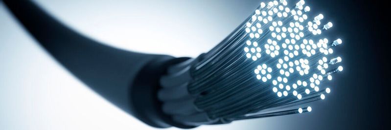 Staatliches Fördergeld für den Ausbau des Glasfaser-Internets ist aus Sicht des Unternehmenschefs mehr Fluch als Segen. „Das bringt langwierige Behördenverfahren mit sich, und es verteuert das Bauen wesentlich“, sagt Thorsten Dirks, CEO der Deutsche Glasfaser Unternehmensgruppe Staatliches Fördergeld für den Ausbau des Glasfaser-Internets ist aus Sicht des Unternehmenschefs mehr Fluch als Segen. „Das bringt langwierige Behördenverfahren mit sich, und es verteuert das Bauen wesentlich“, sagt Thorsten Dirks, CEO der Deutsche Glasfaser Unternehmensgruppe