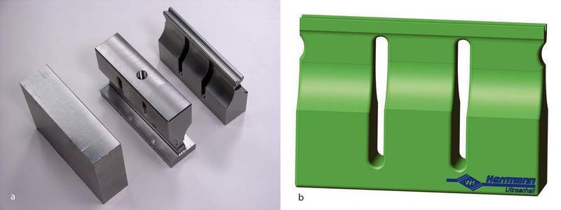 Drei Sonotroden in unterschiedlichen Fertigungsstadien: Die Kontur wird mit Fräsern bis zu 0,3 mm Durchmesser gefräst (a). Ein zugehöriges CAD-Modell einer Sonotrode (b): sehr enge Toleranzgrenzen bei der Fertigung. (Archiv: Vogel Business Media)