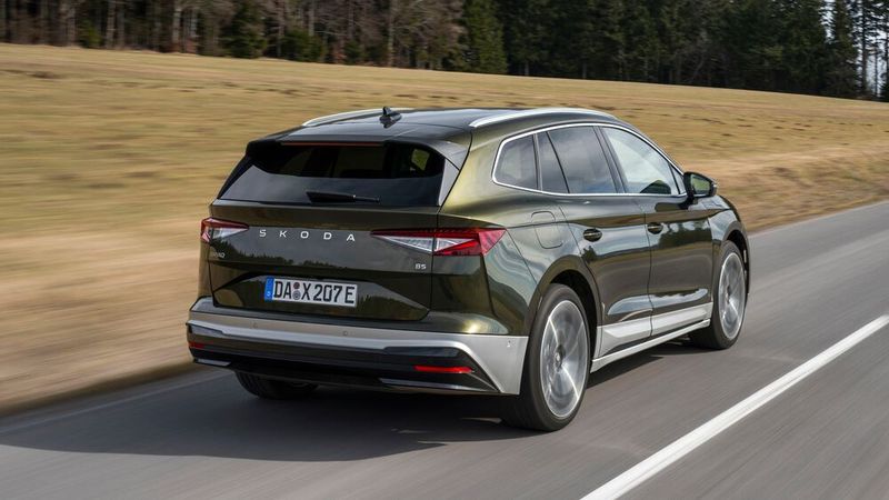 Weil Skoda nochmals gezielt die Karosserie überarbeitete, konnte die Aerodynamik leicht verbessert und so die Reichweite beim Enyaq 85 um 13 auf 582 Kilometer angehoben werden. (Bild: Škoda)