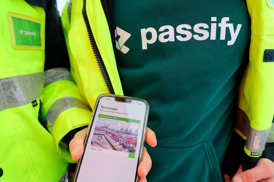 Go-live von Passify: Für die Zufahrt zum Terminal CTT im Hamburger Hafen nutzen erste Lkw-Fahrer die App Passify.(Bild:  HHLA/Layly Sultani)