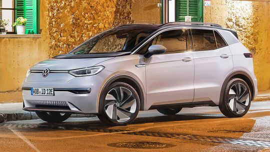 Das ist der ID.1 von VW, ein kleiner und vor allem günstiger SUV, mit dem der Konzern ab 2027 das Einsteigersegment der Elektroautolandschaft erobern will. Volkswagen hat sich jetzt außerdem dafür entschieden, das E-Auto ohne Partner zu bauen. Hier mehr dazu ...(Bild:  Volkswagen)