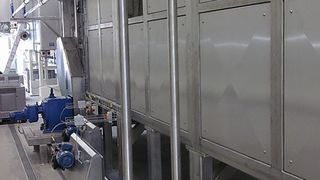 Die Seilförderanlage ist hier in den Fertigungslauf in der Lebensmittelindustrie eingebunden. (Bild: Wessjohann)