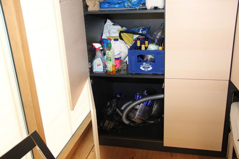 Links neben dem Bett gibt es im Schrank weiter Ablagemöglichkeiten. (Bild: Schäfer)
