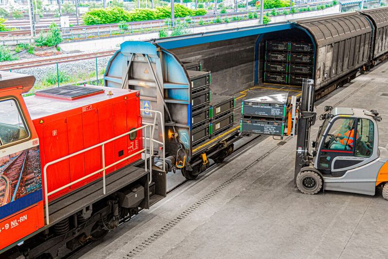 Vom Lkw auf die Schiene: Batteriebauteile für Audi in Brüssel transportiert nun die Bahn vom Zulieferer in Ungarn. 