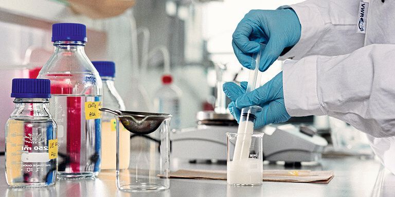 Herstellung erster Prototypformulierungen mit Nutzpilzen zur Bekämpfung der Engerlinge. (Bild: P. Pollmeier/FH Bielefeld)