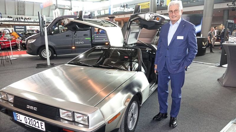 Der Designer von einst und heute: Giorgio Giugiaro entwarf das Aussehen des originalen DeLorean DMC-12 sowie des hier gezeigten e-Lorean, einem Elektroumbau der Firma E-Works Mobility. (Bild: Dominsky/»kfz-betrieb« )
