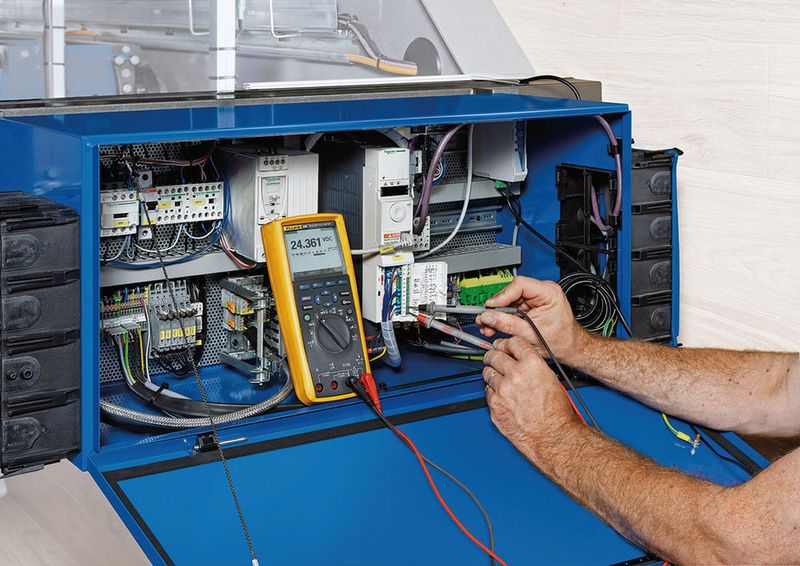 Mit Multimeter und Schaltplan verläuft auch beim busgesteuerten ABUControl-Kran die Fehlersuche wie eh und je. (Abus)