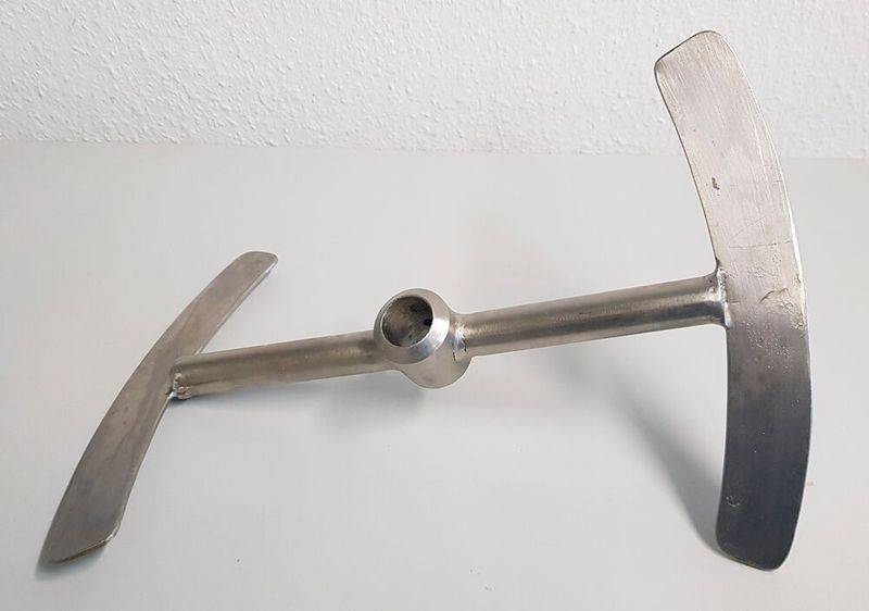 Nachbau ALPHA- Rührer ohne fördernde Zentralelemente (nur Rundholm) mit falscher Flügelanstellung. Darstellung ähnlich einem Typ PSEG. (Bild: SPX)