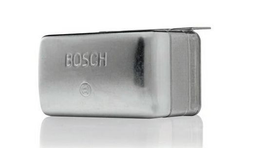 Der neu aufgelegte Generatorregler mit der Teilenummer F026T02230 (Vorgänger-Nummer 0192062007) kommt bei einer Vielzahl von Fahrzeugen von Mercedes, Audi und BMW sowie bei Motorrädern und Traktoren zum Einsatz.(Bild:  Bosch)