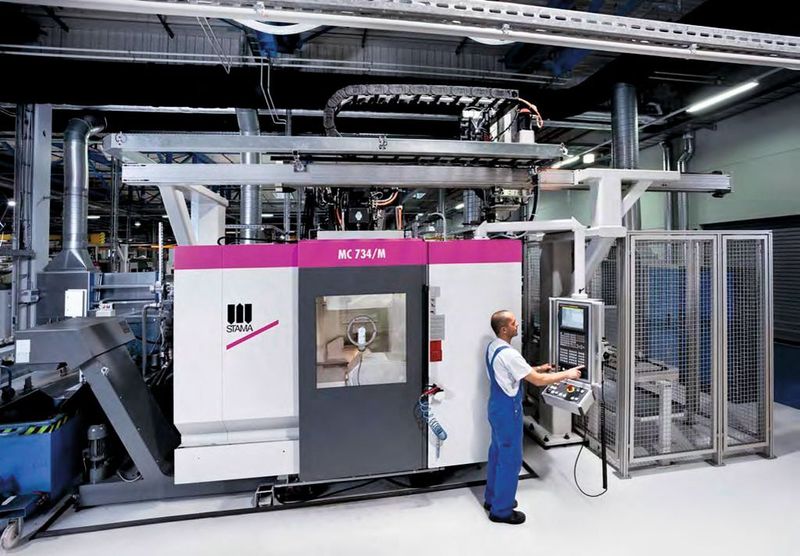 Bild 4: Fräsbearbeitungszentrum MC 734 M mit externen Werkzeugmagazin und Werkstückmagazin mit Portallader.  (Bild: Stama)