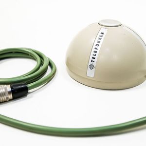 Die „Rollkugelsteuerung“, entwickelt von Telefunken in einem Team um Rainer Mallebrein. Das Gerät wurde noch zwei Monate vor der US-amerikanischen Variante aus Holz öffentlich präsentiert.(Bild:  Sergei Magel/HNF)