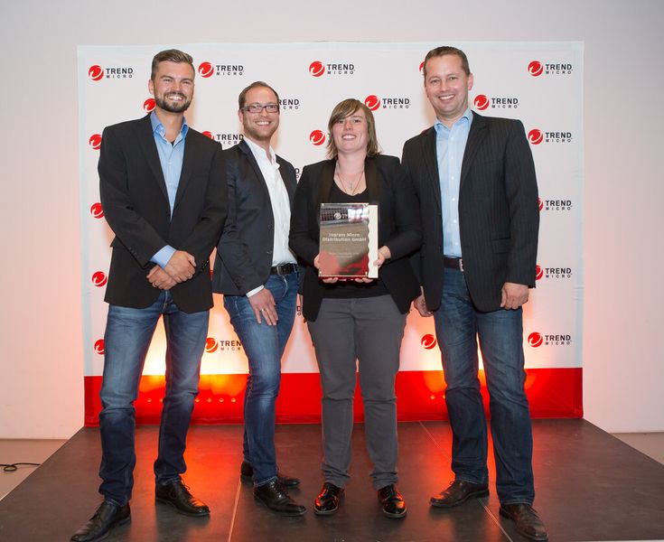 Bester Distributor 2014 Deutschland: Ingram Micro Distribution GmbH (Elias Brugger, Sales Consultant, Ingram Micro Distribution GmbH, Torsten Pommer, Sales Consultant, Ingram Micro Distribution GmbH, Marina Probst, Sales Consultant, Ingram Micro Distribution GmbH und Jürgen Kröll, Senior Business Developement Manager, Ingram Micro Distribution GmbH). (Bild: Trend Micro)