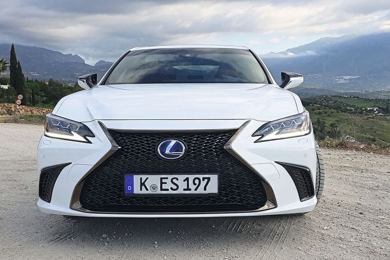 Typisch für alle Lexus-Modelle ist der mächtige Diabolokühlergrill. (Mauritz/»kfz-betrieb«)