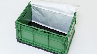 Blick ins Innere der neuartigen, recycelbaren Monomaterial-Transportbox. Das Weiße ist der reversibel aufblasbare Schutz für das Transportgut. Auch Trackingsysteme können angebracht werden. Sie lässt sich auch so ausrüsten, dass empfindliche Elektronik darin gelagert werden kann. (Bild: Fraunhofer-LBF)