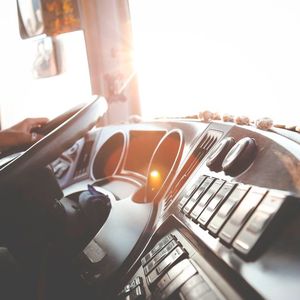 Das Hamburger Start-up JobMatchMe (www.jobmatch.me/) bringt Spediteure und Fahrer über zwei Jobportale zusammen. JobMatchMe hat sich zum Ziel gesetzt, in Zeiten des Fahrermangels die Suche nach qualifizierten Mitarbeitern sowie die Suche nach dem passenden Arbeitgeber für beide Seiten zu vereinfachen. Lkw-Fahrer und Spediteure werden dabei über einen intelligenten Matching-Algorithmus zusammengeführt. Hierfür hat JobMatchMe zwei verschiedene Plattformen entwickelt: truck-pro.eu richtet sich an Speditionen, truck-jobs.de an Fahrer. Der Algorithmus des Matching-Portals beruht auf den Erkenntnissen aus zahlreichen Gesprächen mit Fahrern und Unternehmern. Er kombiniert technische Innovationen mit persönlichen Erfahrungswerten.(Bild:   / CC0)