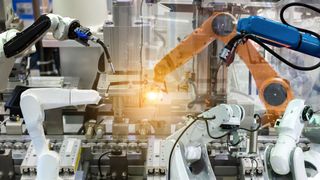 Industrieroboter im Einsatz: Kurzzeitige Einbrüche der Versorgungsspannung können sie zum Ausfall bringen.  (Bild: ©sompong_tom - stock.adobe.com)