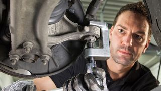 Nach den winterlichen Streusalz- und Splitattacken ist ein Fahrwerkscheck Pflicht. (Ralf Barthelmes)