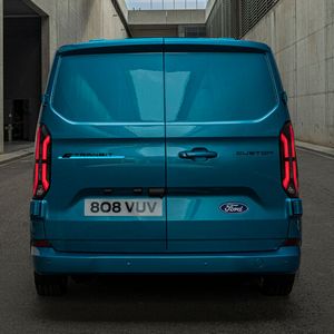 Klassentypisch bleibt die Normaldachhöhe des E-Transit Custom unter zwei Meter.(Bild:  Ford)