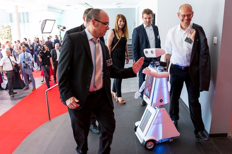 Schon bei der Begrüßung waren die industriellen Leitthemen Digitalisierung und Automatisierung spürbar. (Stefan Bausewein)