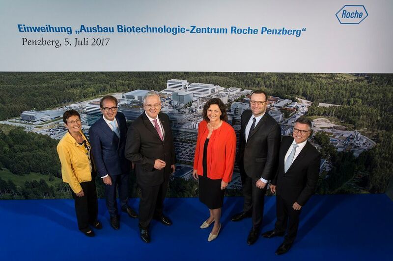 Vorhang auf für das ausgebaute Biotechnologie-Zentrum von Roche in Penzberg. (v.l.): Ursula Redeker, Alexander Dobrindt, Christoph Franz, Ilse Aigner, Jens Spahn, Hagen Pfundner  (Roche Diagnostics)