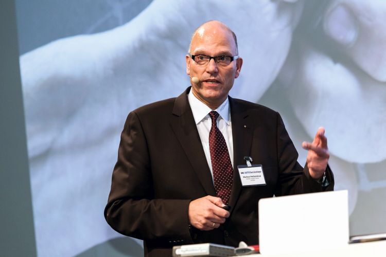 Markus Pettendrup von der Herbert Köpper GmbH zeigte auf, wie Kfz-Betriebe heute und in Zukunft an qualifizierte Auszubildende kommen. (Foto: Stefan Bausewein)